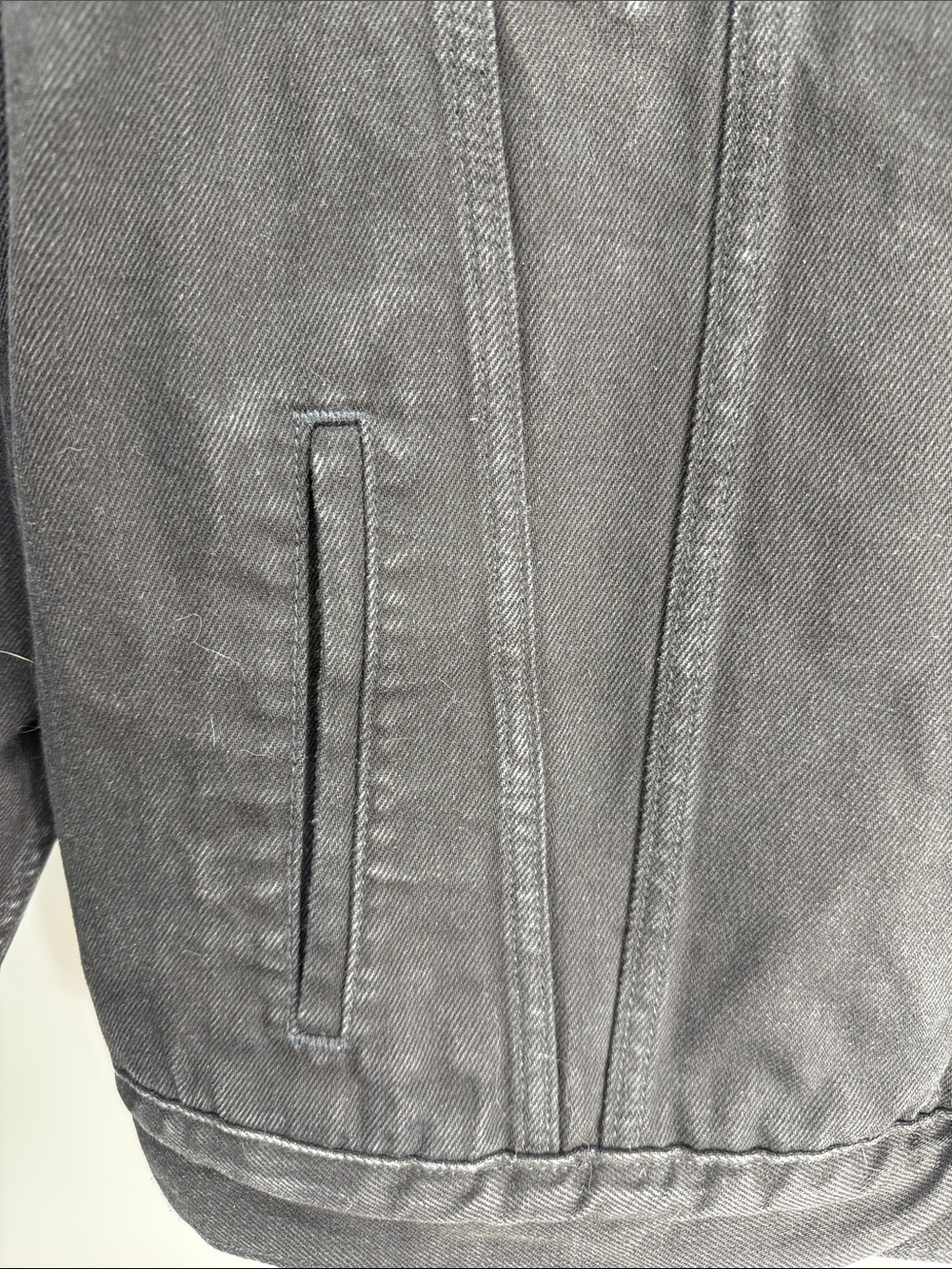 Levi's Black Denim Sherpa Jacket with Gray Lining - Picture 4 of 10